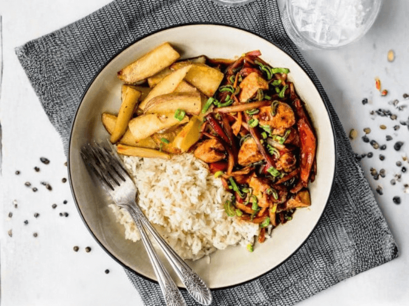 Pollo saltado